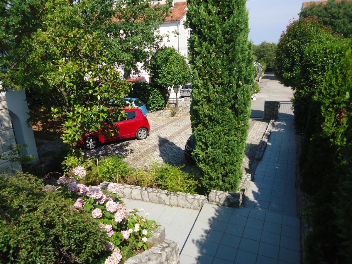 Apartments White & Green In Malinska Kültér fotó